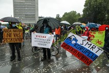 #video #foto Poslanci kljub protestu sprejeli sporni amandma