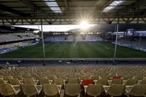 Stadion prazen, spredaj množica?