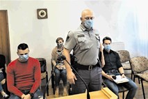 Nekdanji policist jokal na sodišču za milostno sodbo