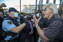 #foto #video Preizkušanje meja na petkovih protestih