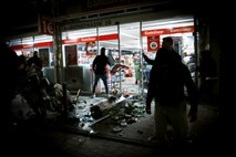 #foto #video V izgredih v Stuttgartu poškodovani policisti in uničene trgovine 