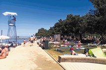 Plaža, kjer je mondena le gostinska ponudba