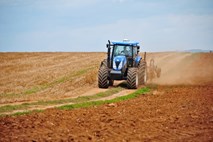 Neznanci ponoči ukradli traktor in mini bager