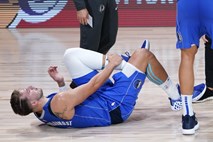 #video Luka Dončić zapustil tretjo tekmo s poškodbo gležnja