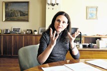 Informacijska pooblaščenka ne more »rešiti« kriminalistov iz primeža ministra Hojsa