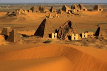 Narasli Nil ogroža starodavne piramide v Sudanu