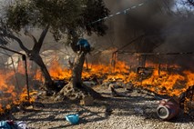 #foto Migranti iz uničenega taborišča Moria najverjetneje ne bodo odšli na celino