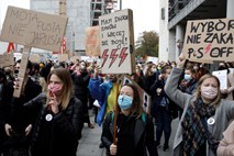 Na Poljskem več deset tisoč ljudi s protesti in stavko proti omejitvi pravice do splava 