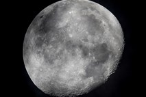 Nasa prvič v zgodovini na sončni površini Lune odkrila vodo