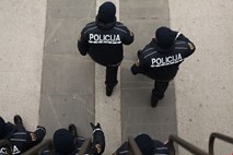 Policija išče roparja trgovine v Rožni dolini