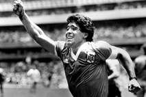 #foto Argentina in nogomet žalujeta, umrl je legendarni Diego Maradona