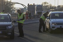 Policisti naj bi ustrezne zabojnike in šotore dobili kmalu