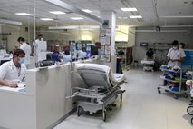 V soboto  potrdili 289 okužb z novim koronavirusom, število hospitaliziranih padlo pod 500