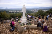 Sveti sedež odobril čaščenje, ne priznava pa zgodb, povezanih s prikazovanji Marije