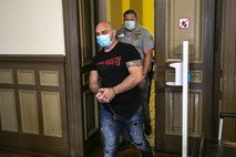 Prvič oproščen, zdaj obsojen: služil z izkoriščanjem bratovega dekleta